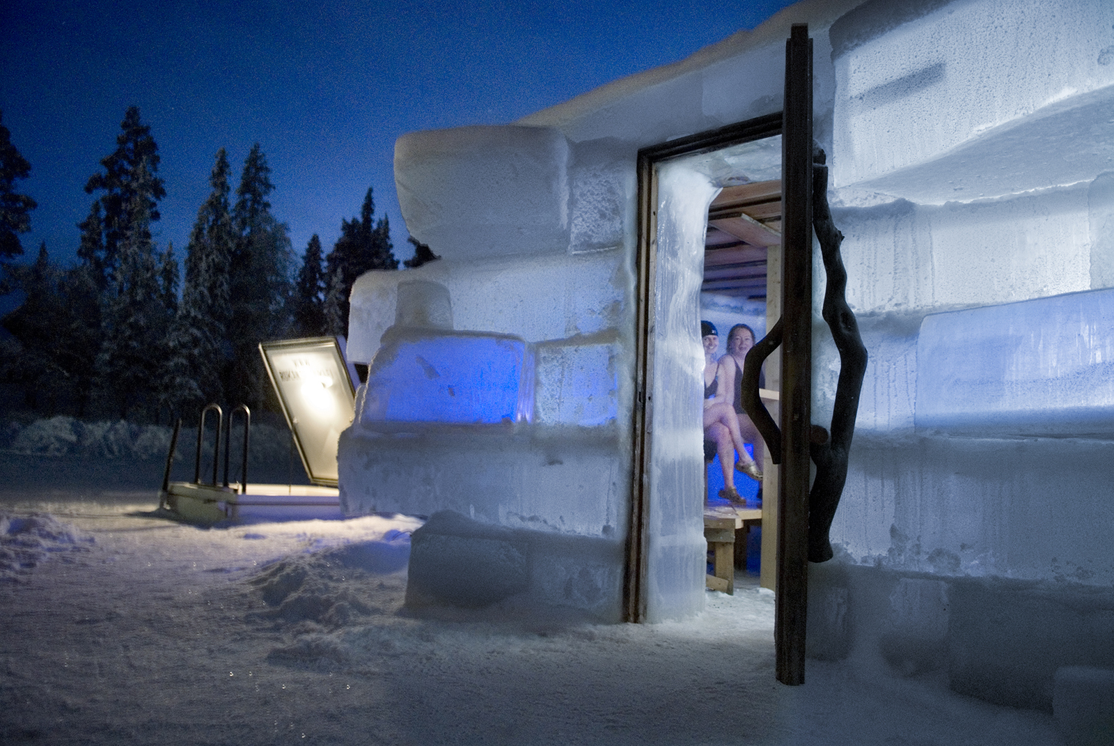 Rukan_Salonki_Ice_Sauna_with_people_2 | House of Lapland