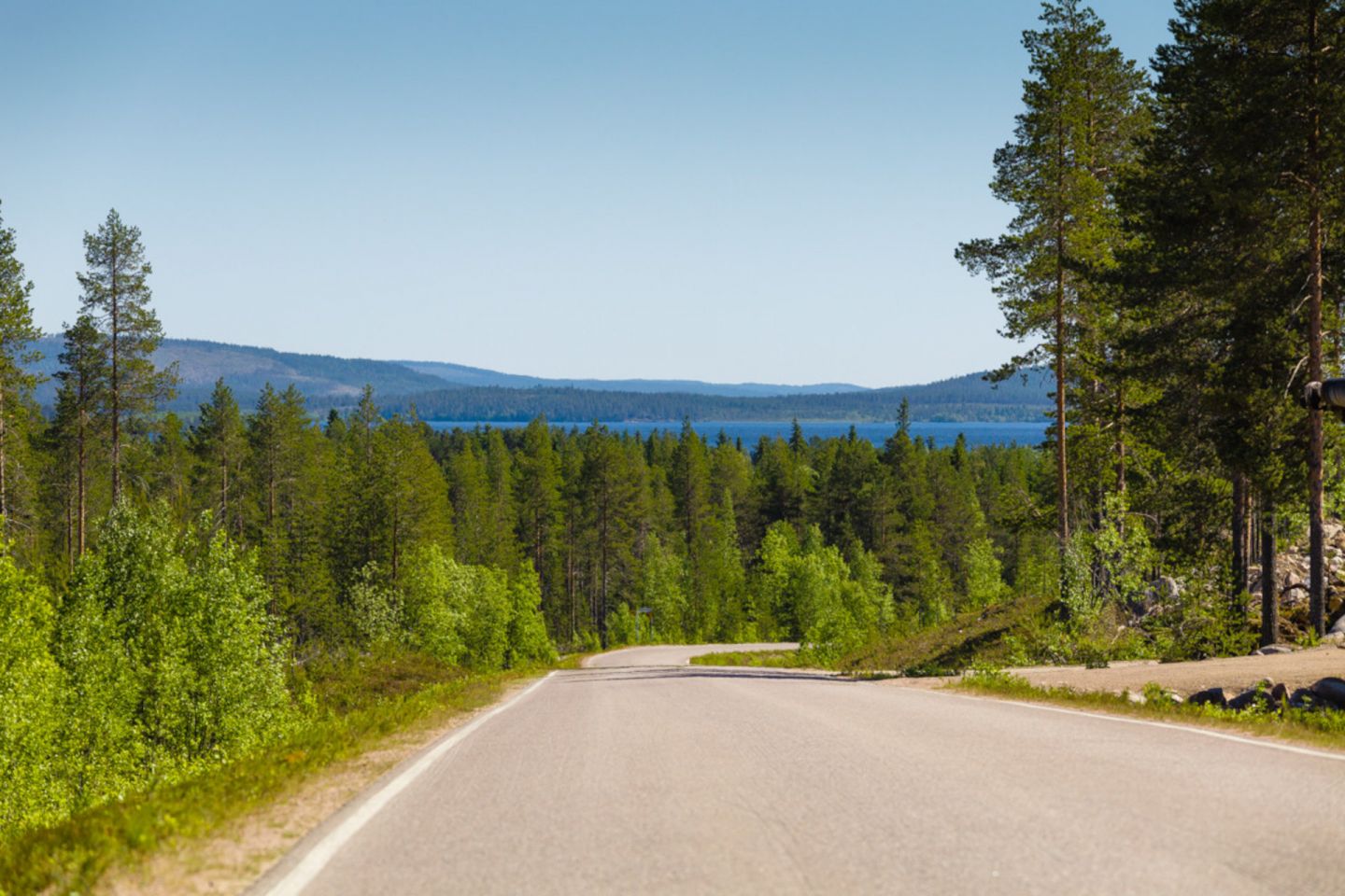 The road overlooks Lake Kemijärvi