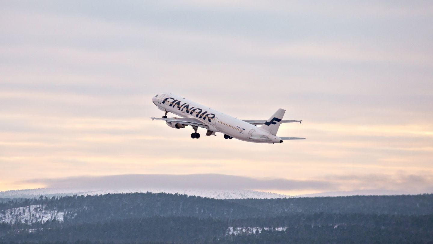 Finnairin nousu Lapin maisemaa vasten
