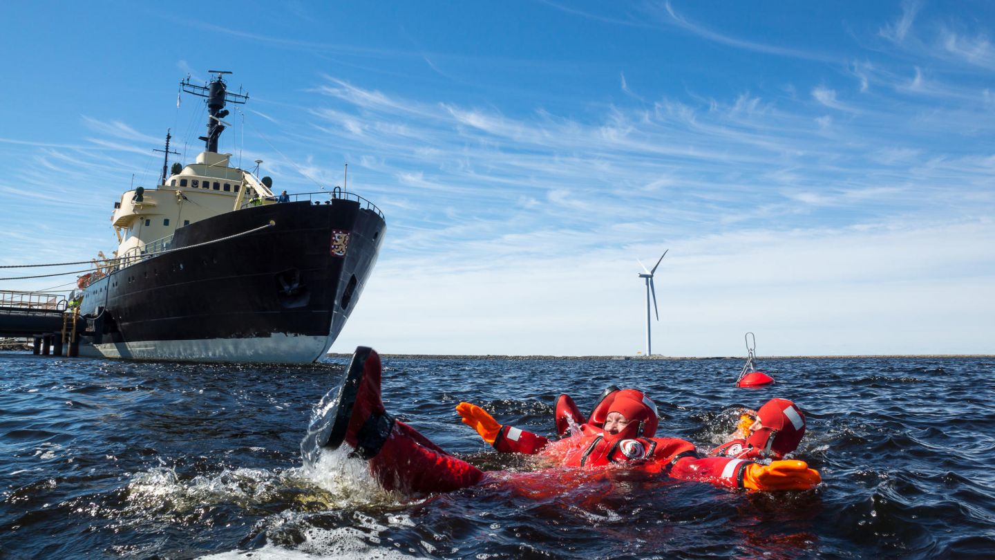 Ice-floating during a cruise under the spring sun in Lapland