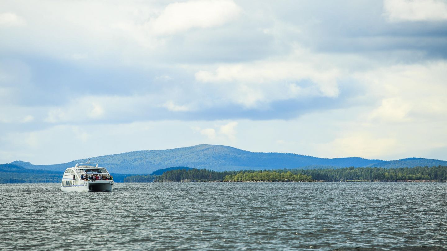 A cruise under the Lapland spring sun