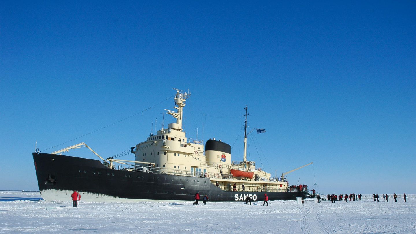 A winter cruise under the Lapland spring sun