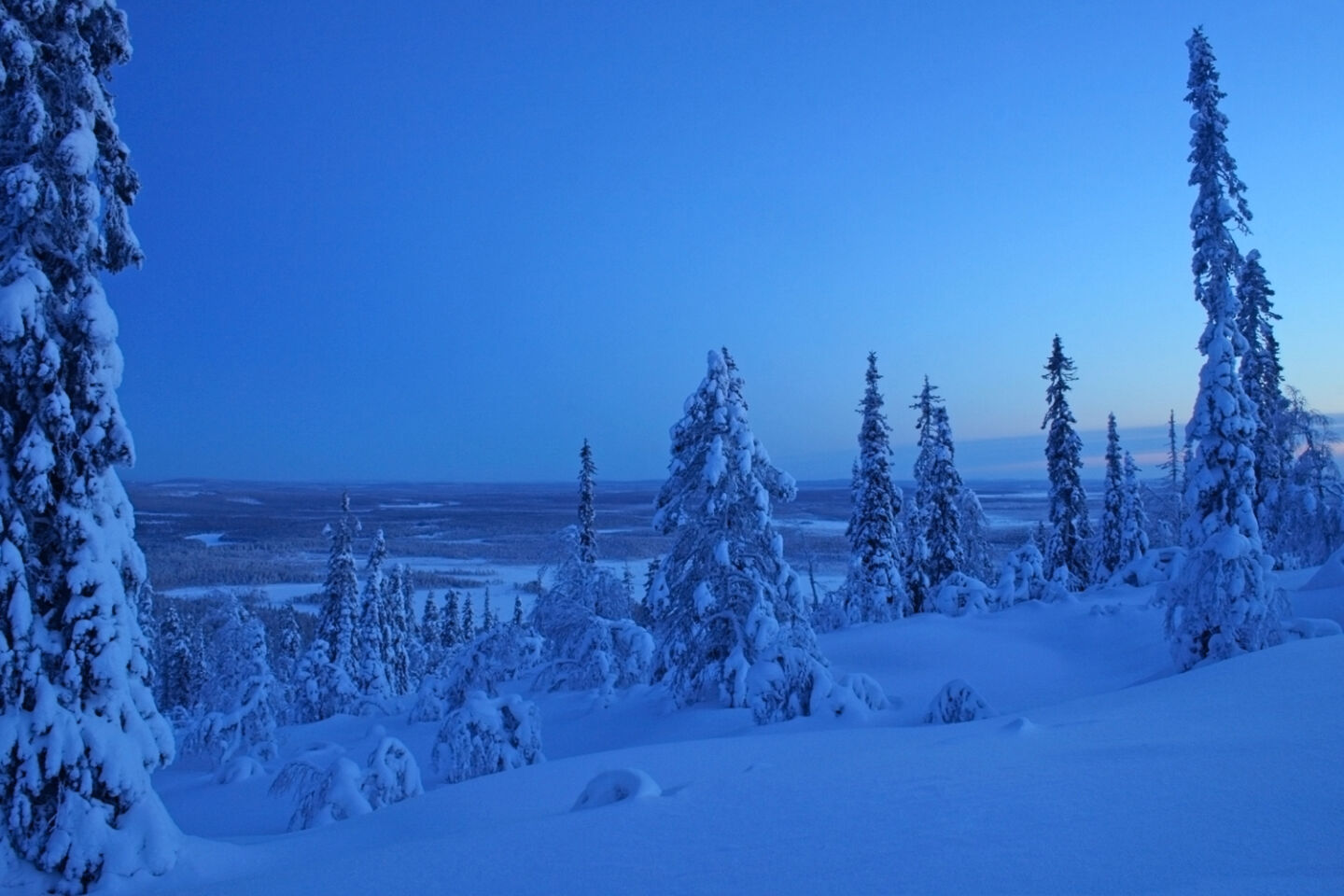 The length of day in Finnish Lapland stretches from 24/7 in summer to polar night that lasts weeks in winter