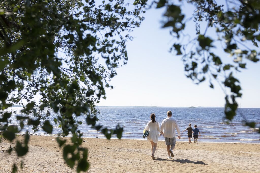 Pariskunta Mansikkanokan uimaranta Kemissä