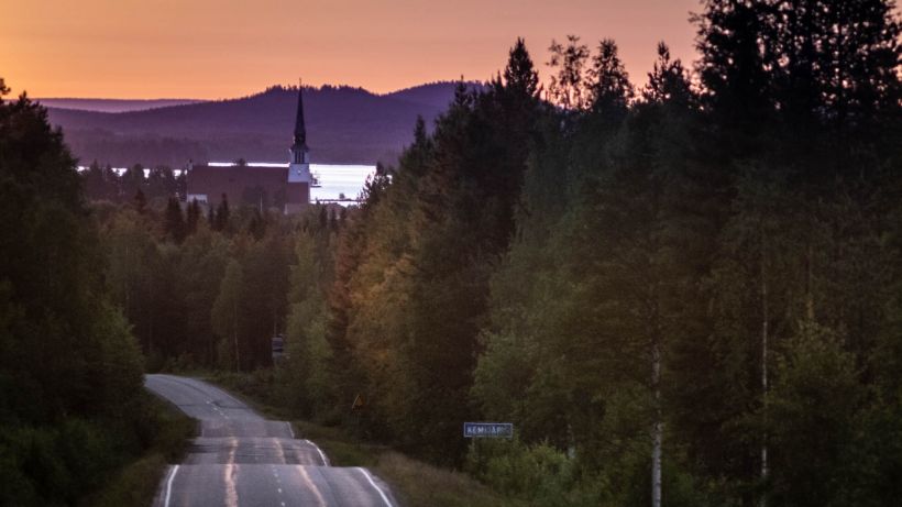 Kemijärven kirkko keskiyön auringossa