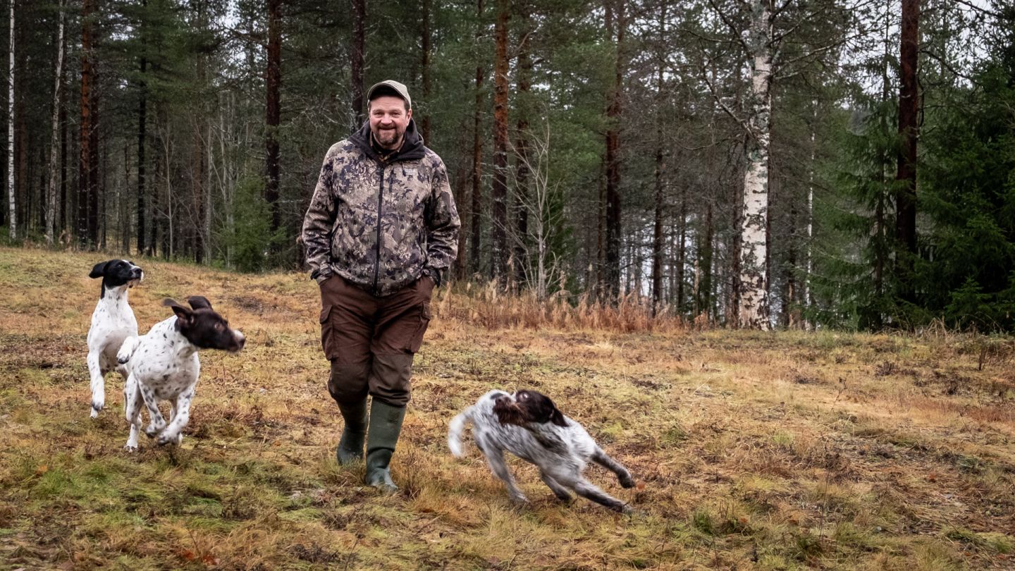 Kari Kilpimaa koiriensa kanssa