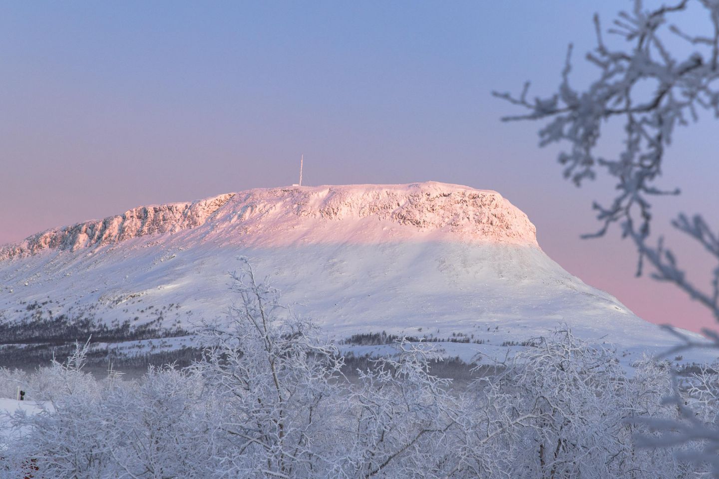 Saanatunturi Kilpisjärvellä talviauringossa