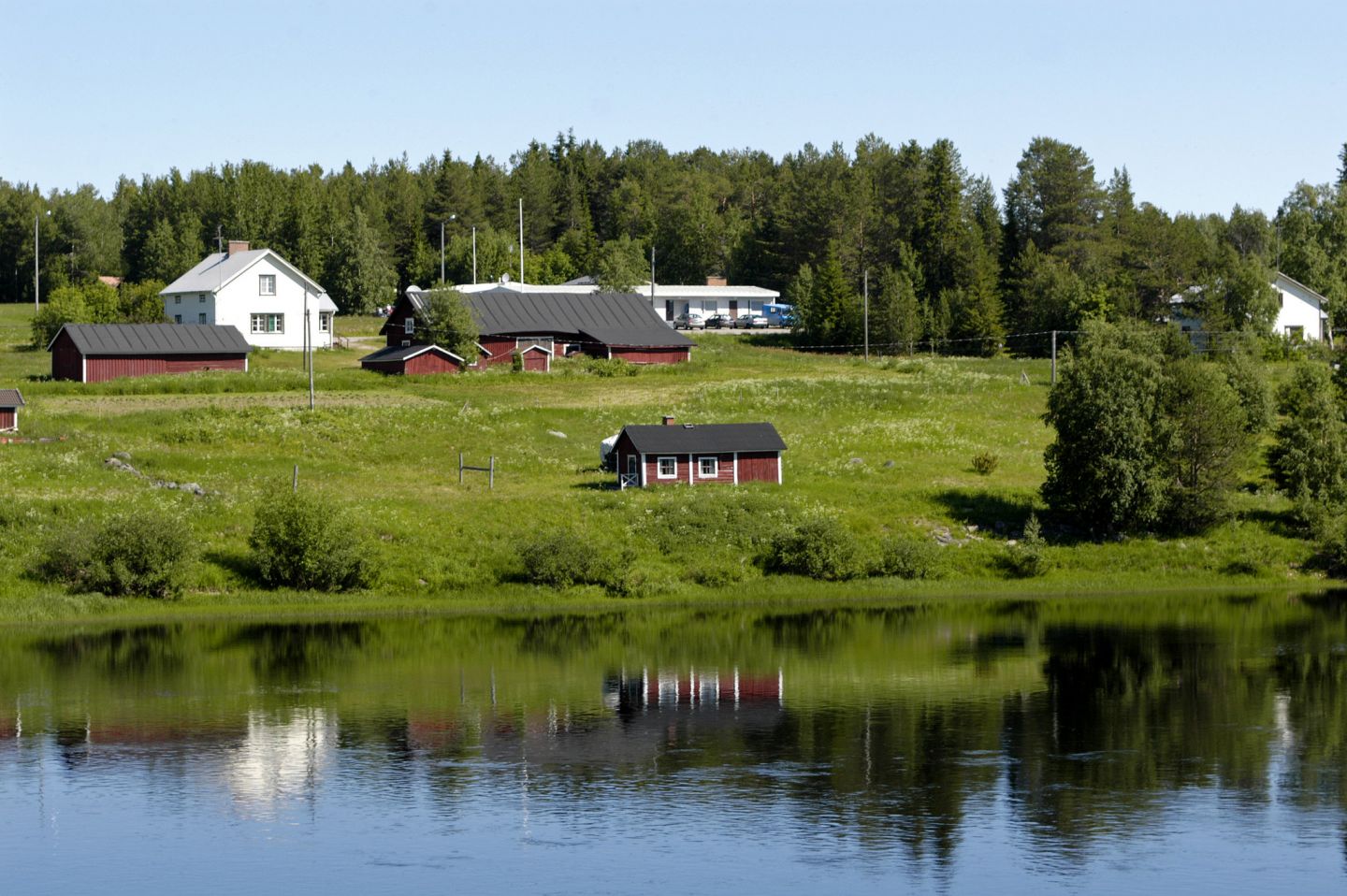 Taloja lappilaisen joen rannan varrella