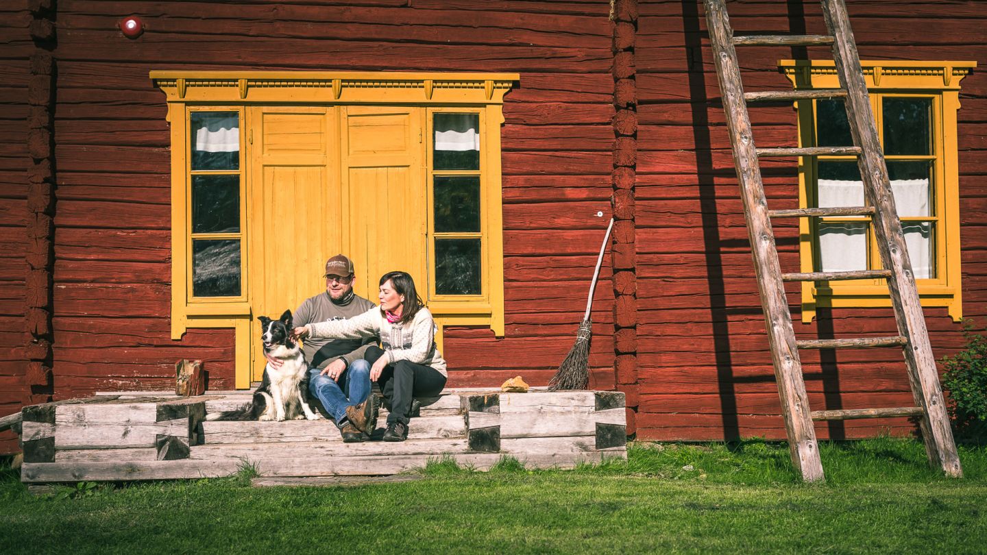 Pariskunta kesällä Sodankylässä.