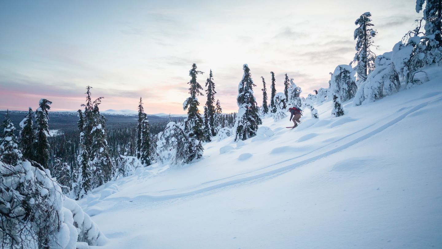 Laskettelua auringonlaskussa.