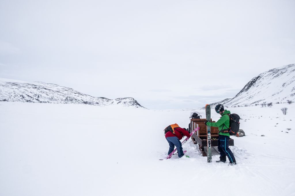 Varusteiden kasaamista Termisjärvellä