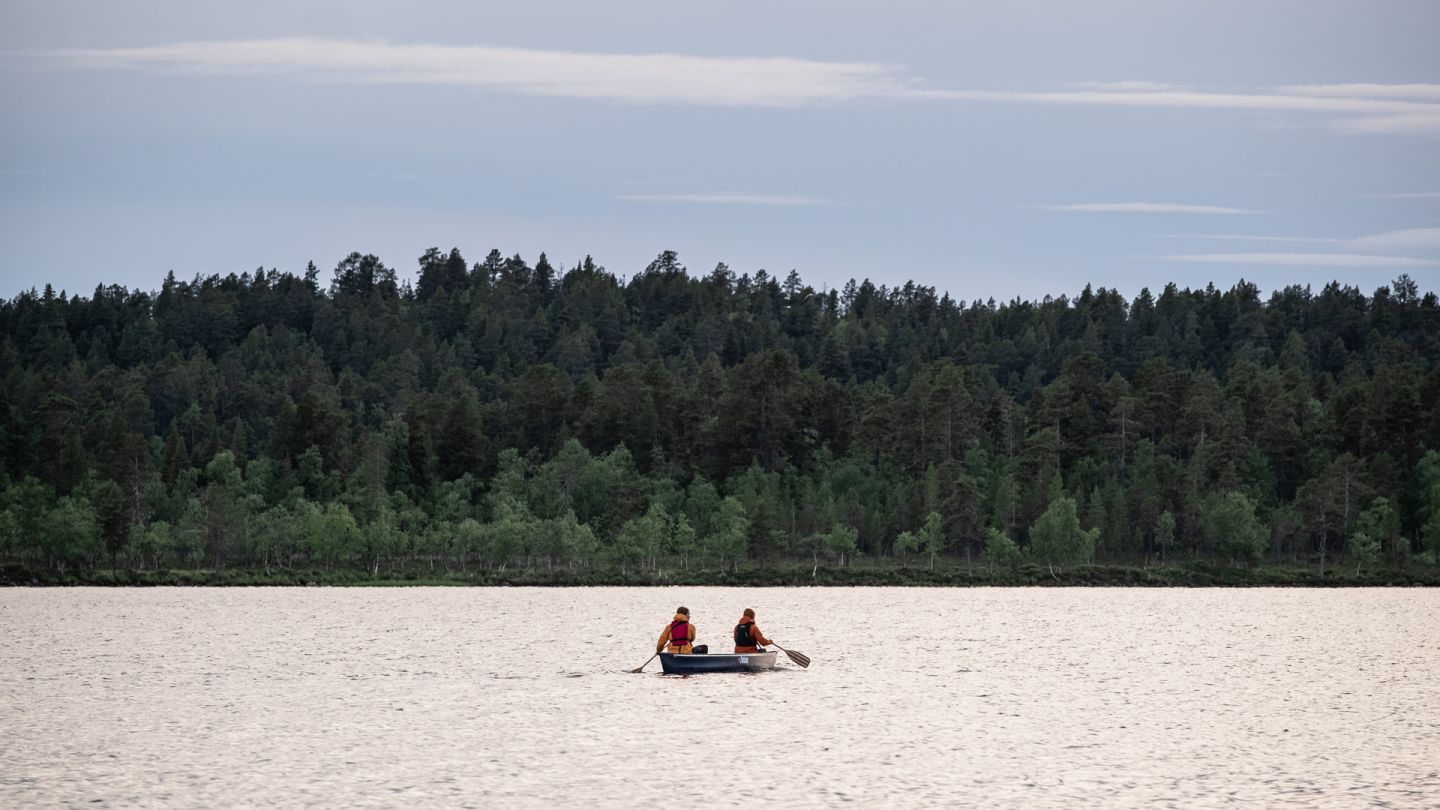 kanotointia Menesjärvellä Inarissa