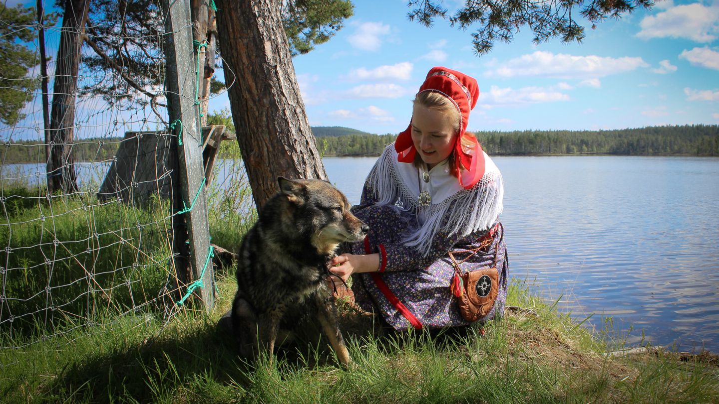 Johanna Alatorvinen ja koira