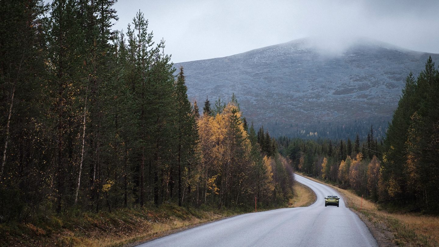 Auto tiellä 957 Pallaksen juurella