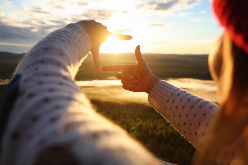 Nainen ja aurinko Lapissa