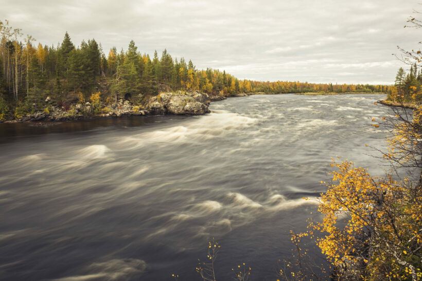 Autumn colors at theAijakoski rapids in Muonio, a Finnish Lapland filming location