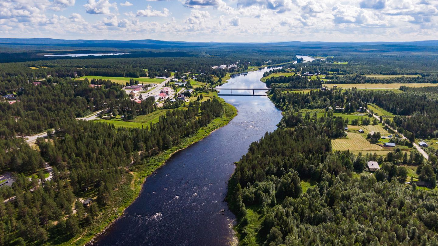 Savukosken kylällä kuuluu Kemijoen ääni kesäisin