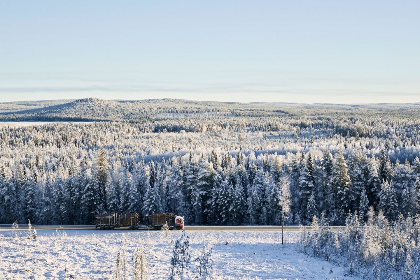 Talvinen maisema, jossa rekka ajaa tiellä Lapissa