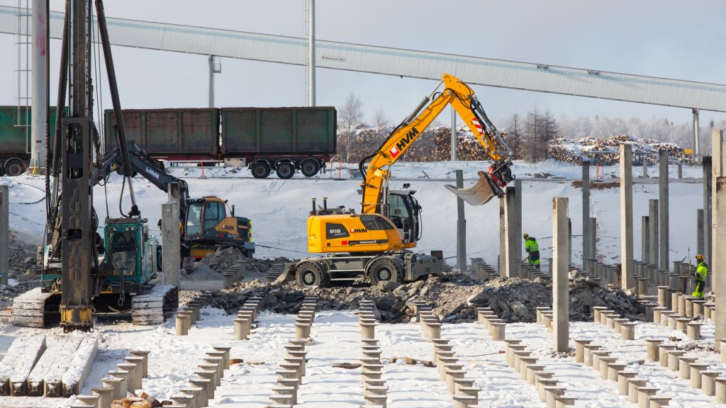 An excavator in the construction site of the Metsä Fibre bioproduct mill on Kemi