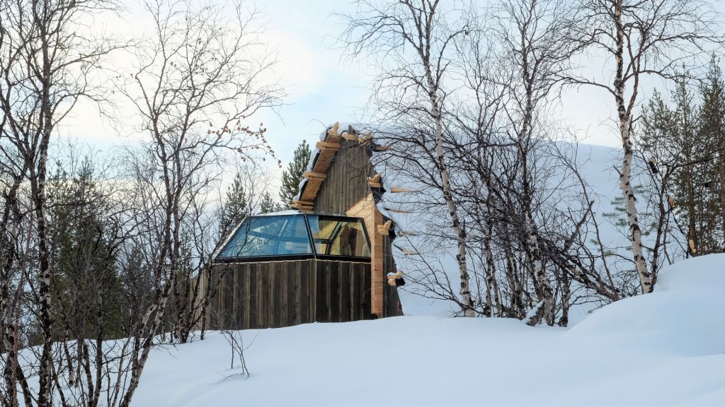 Uusi innovatiivinen turvekammio Lomakylä Vallessa vielä rakennusvaiheessa Utsjoella talvella