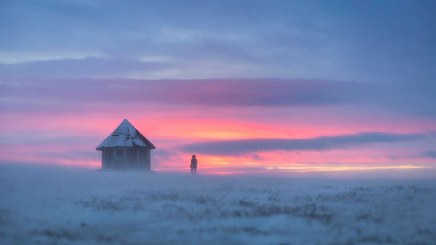 Ihminen seisoo keskellä Utsjoen kaamosta