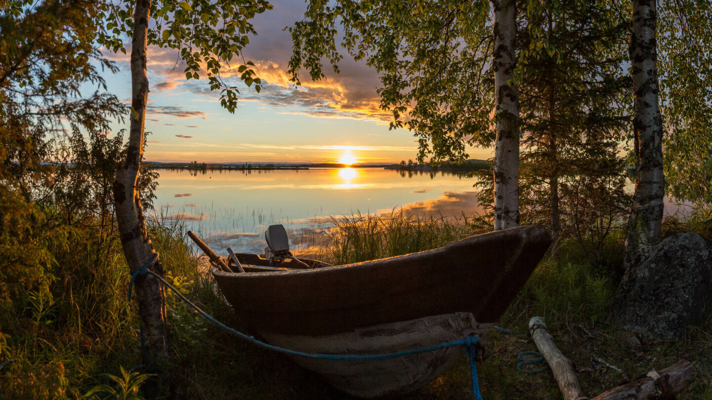 A sunset on Lake Kemijärvi in Kemijärvi, the Arctic Lakeland of Finnish Lapland