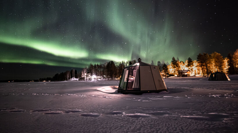 Arctic Guesthouse & Igloos Ranualla iglu jäätyneellä järvellä revontulet talvella
