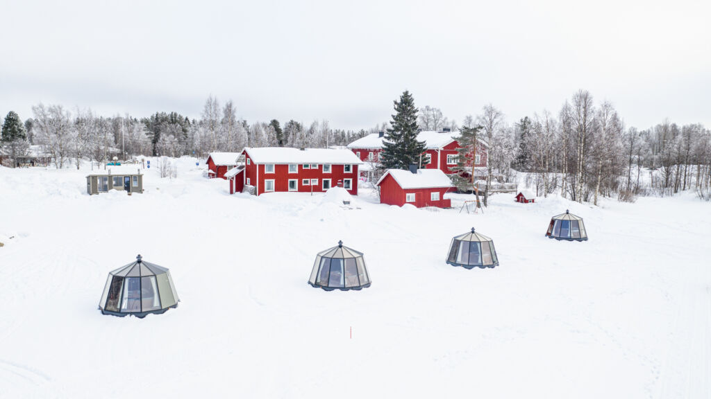 Arctic Guesthouse & Igloos Ranualla Lapissa majoittaa matkailijoitaa ympäri vuoden lasi-igluissa ja majoitusrakennuksessa