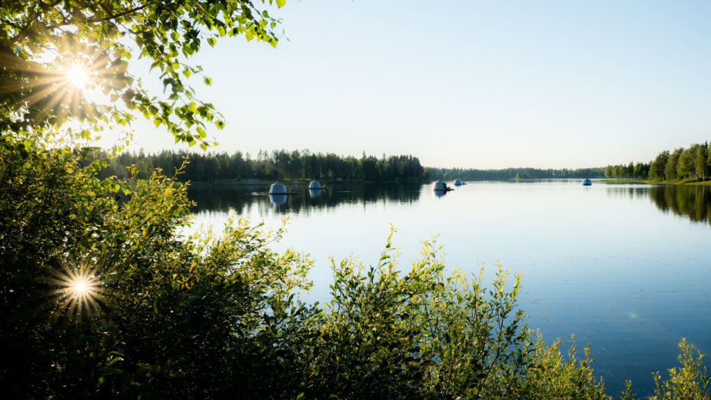 Arctic Guesthouse & Igloos iglut kesällä järvellä