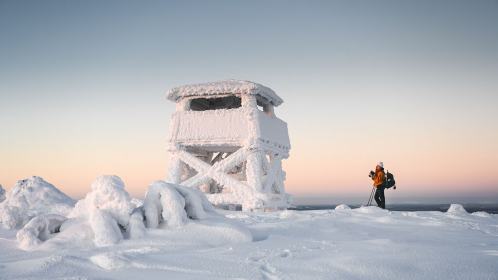 From the top of Sallatunturi, you can admire the peaks of fells on the other side of the border in Russia.