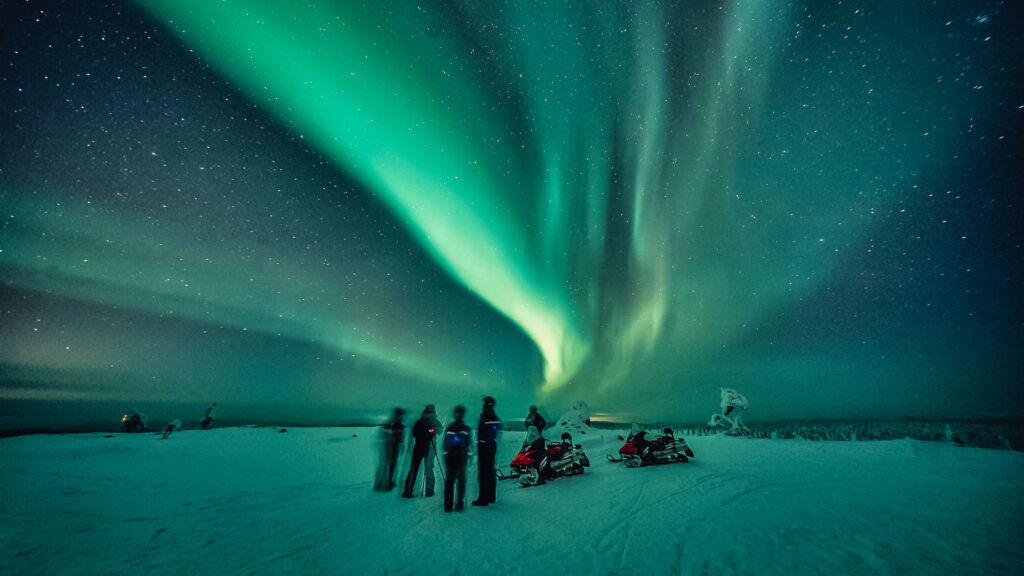 Star Arctic tarjoaa majoituksen lisäksi ohjelmapalveluita, kuten revontulimetsästystä.