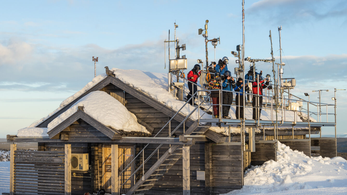 Ilmatieteen laitoksen Pallaksen tutkimusasema sijaitsee Sammaltunturin huipulla Muoniossa, Lapissa.