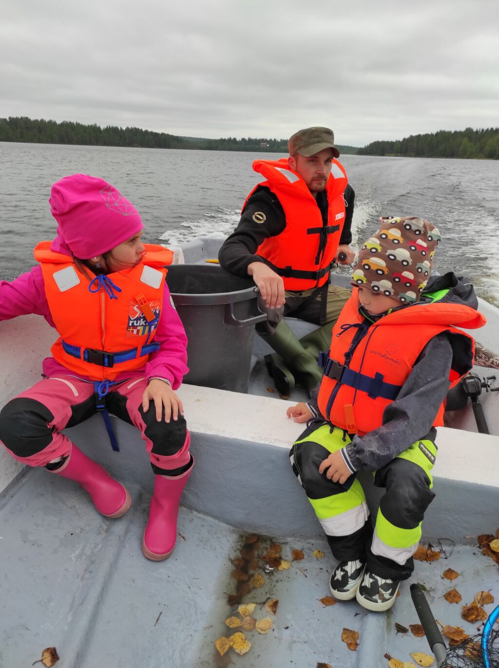Tuomas Värriö ja lapset veneessä Savuskoskella