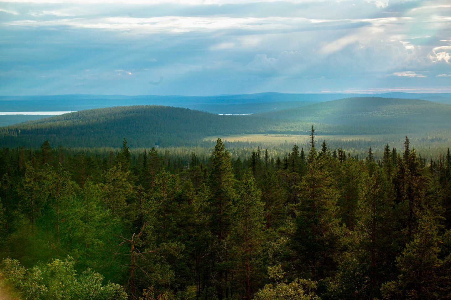 Sunbeams over Oratunturi in Sodankylä, a Finnish Lapland filming location