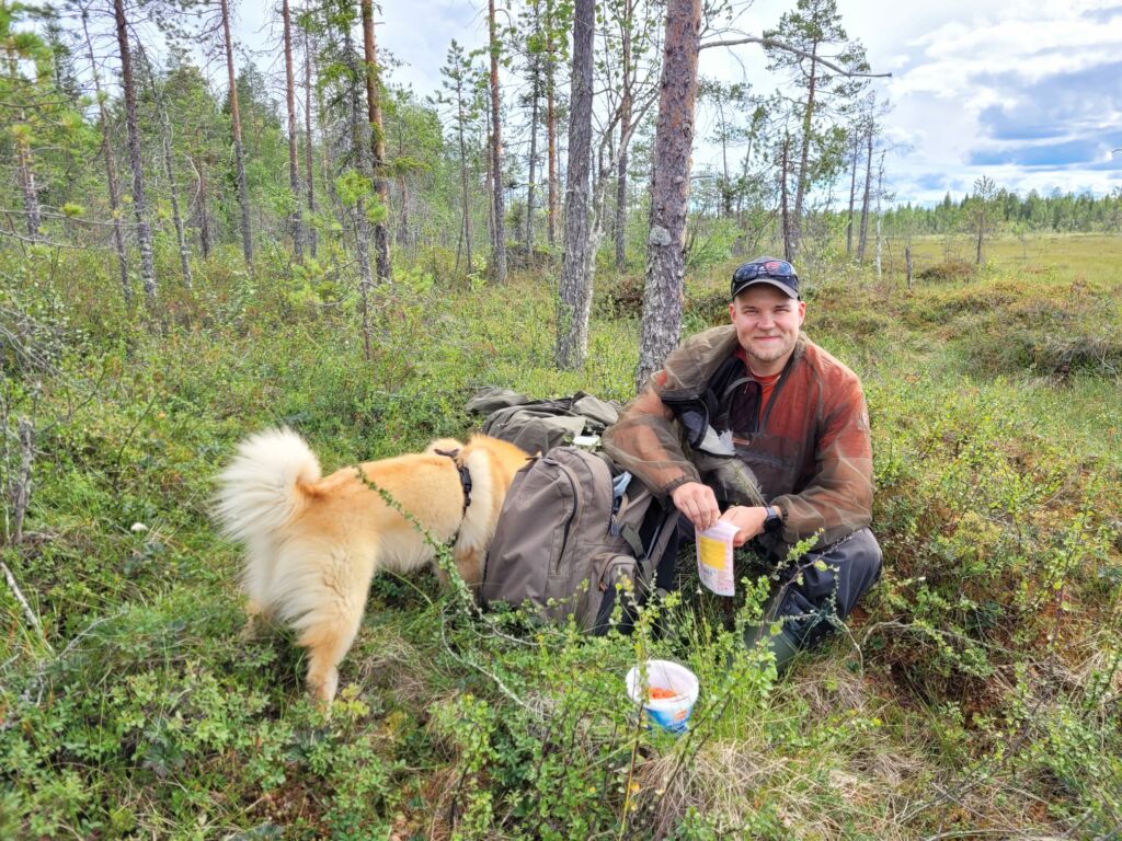 Jonne Kurkinen hillasuolla koiransa kanssa