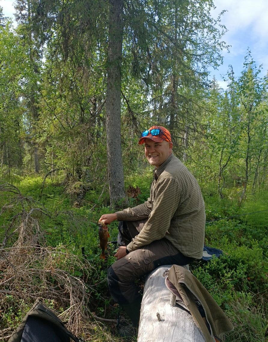 Jonne Kurkinen metsässä kalasaaliin kanssa