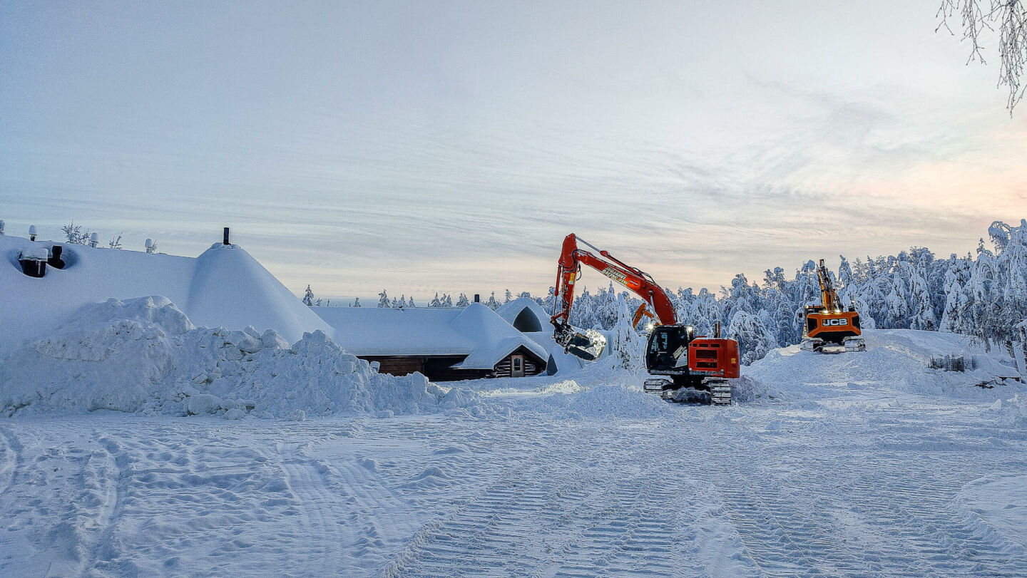 Building ice and snow structures